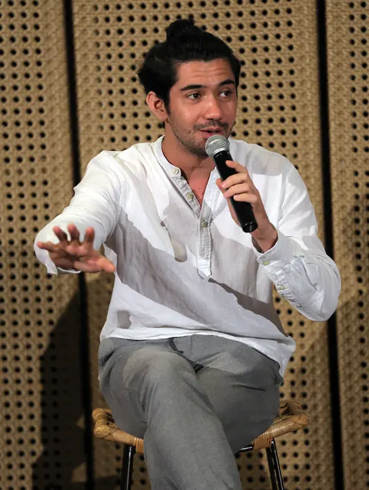 "Indonesia menurut saya kurang dalam mengarsipkan orang-orang besar yang telah berkontribusi luar biasa buat bangsa ini. Tidak terlalu banyak. Jadi mudah-mudahan akan lebih banyak sih," kata Reza Rahadian. (Deki Prayoga/Bintang.com)