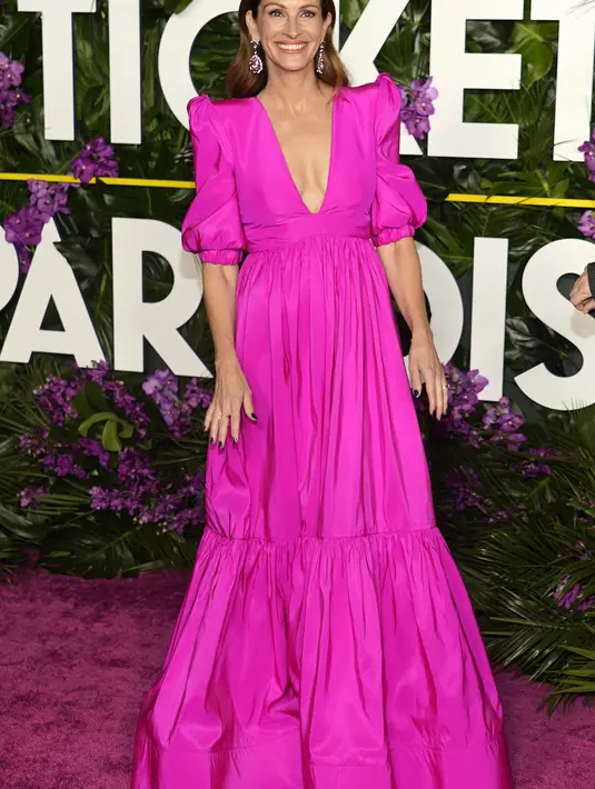 Julia Roberts tersenyum saat tiba menghadiri pemutaran perdana film "Ticket to Paradise" di Regency Village Theatre di Westwood, California, pada 17 Oktober 2022. Kecantikan memunculkan faktor glamor dengan sepasang anting-anting yang menjuntai, dengan warna lilac yang mempesona. (AP Photo/Chris Pizzello)