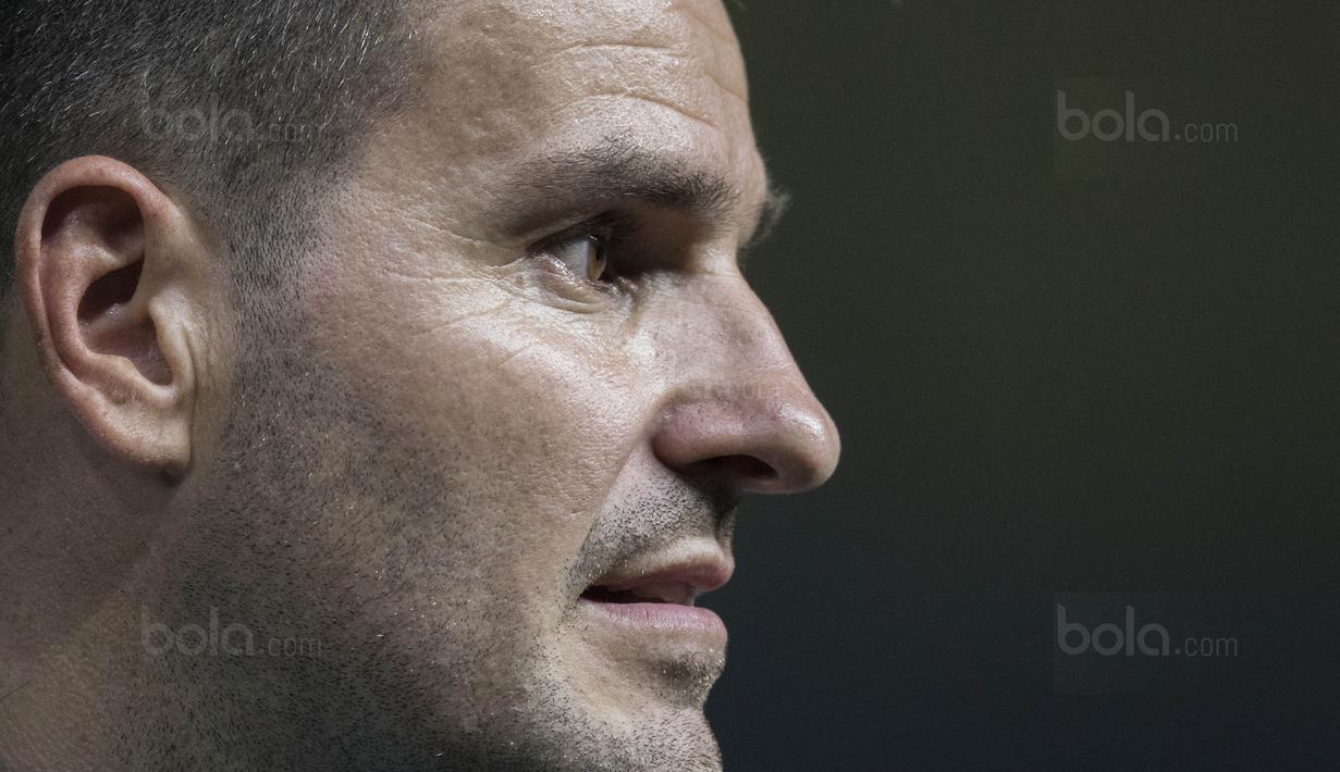 Pelatih Bhayangkara FC, Simon McMenemy, mengamati anak asuhnya saat melawan Bali United pada laga Liga 1 Indonesia di Stadion Patriot, Bekasi, Jumat (29/9/2017). Bhayangkara menang 3-2 atas Bali. (Bola.com/Vitalis Yogi Trisna)