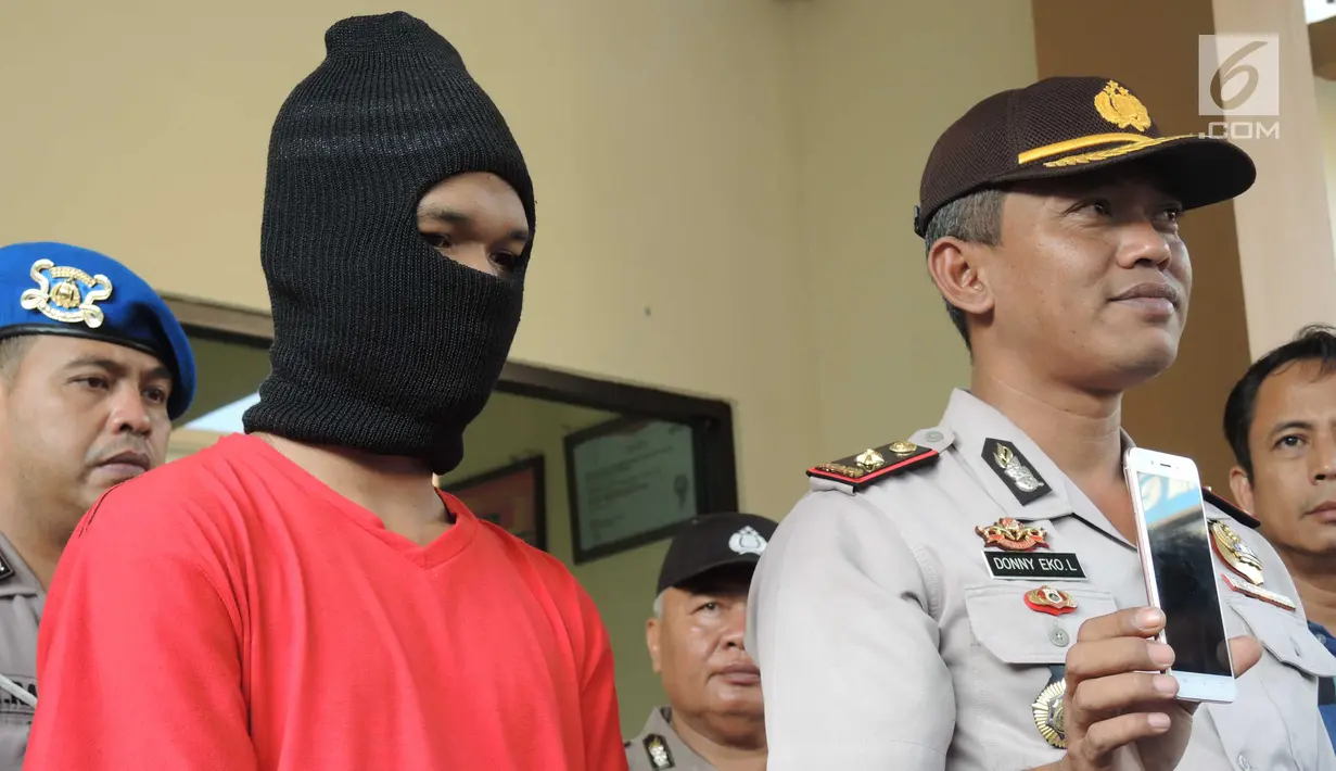 Kompol Dony Eko Listyanto (kanan) bersama pelaku pembunuhan PSK Ayu Sinar Agustin alias Ninin (23) saat rilis di Mapolsek Semarang Barat, Sabtu (15/9). Pelaku menghabisi korban dengan cara dibekap menggunakan Bantal. (Liputan6.com/Gholib)