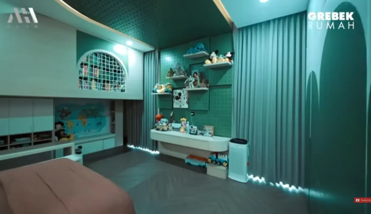 Kamar sangat luas dan nyaman ini merupakan kamar Xabiru. Menurutnya, sejak dua tahun, anak pertamanya sudah tidur sendiri. Sedangkan di kamar anak satunya lagi juga dibuat luas dan bisa tembus. [Youtube/AH]