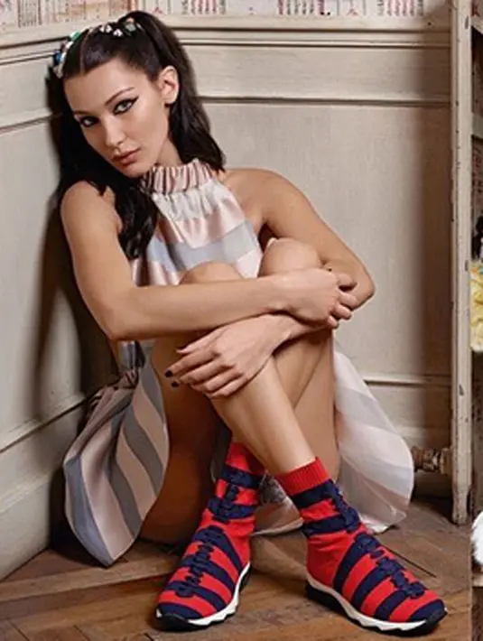 Melakukan hal ini lantaran ia sangat menyadari bahwa di balik kesuksesannya, ada para penggemar yang selalu mendukung perjalanan kariernya. Untuk itu Bella mengucapkan terimakasih. (Instagram/bellahadid)