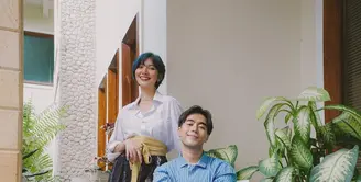 Vidi Aldiano-Sheila Dara rayakan Lebaran tahun ini dengan busana kasual bernuansa biru. Vidi kenakan kemeja bergaris dan chino. Sedangkan Sheila kenakan kemeja putih, celana palazo dan selendang sebagai obi [@vidialdiano]