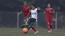 Gelandang Sumatera Utara, Sila Hisage, menggiring bola saat melawan Bangka Belitung pada laga Piala Pertiwi 2019 di Lapangan NYTC, Sawangan, Rabu (24/4). Babel unggul 5-0 atas Sumut. (Bola.com/Yoppy Renato)