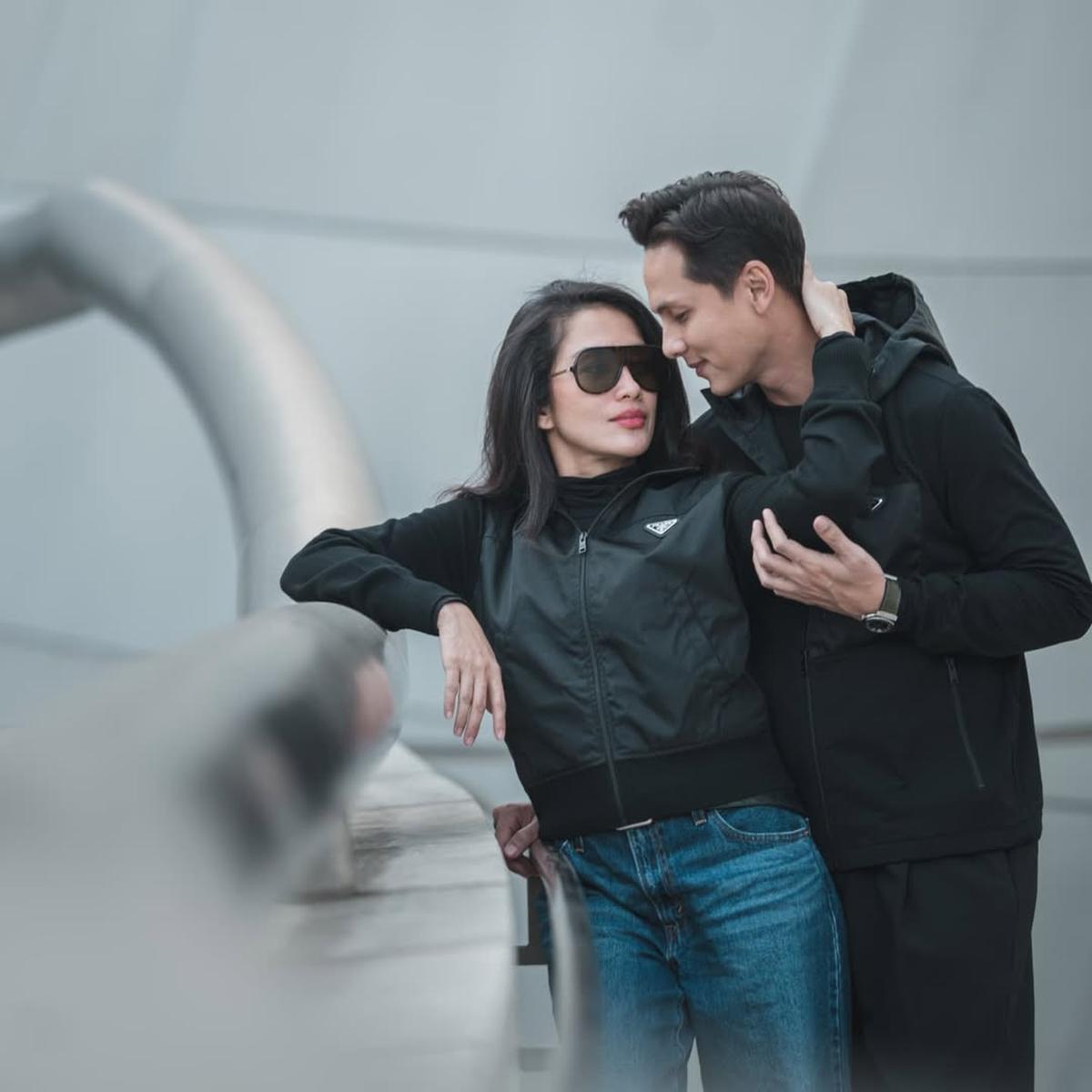 Rayakan Anniversary ke-13, Ussy Sulistiawaty Unggah Momen Mesra dengan Andhika Pratama
