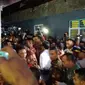 Presiden Joko Widodo atau akrab disapa Jokowi membagikan sembako kepada warga Bogor. Pembagian dilakukan dengan menyusuri gang sempit di wilayah Bogor (Liputan6.com/Doni)