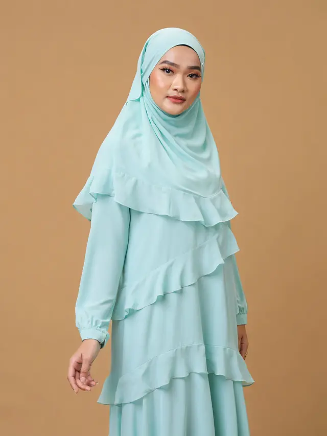 Gamis dengan Detail Ruffle dan Layer Bertumpuk