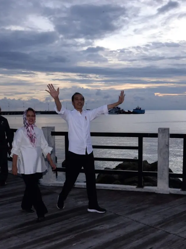 Jokowi dan Iriana Bermesraan di Papua