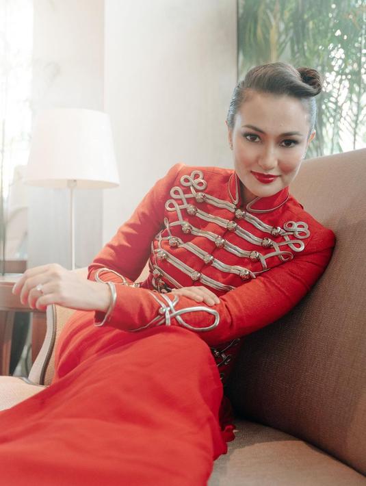 “Ready for Mencuri Raden Saleh red carpet. Outfit inspired by Raden Saleh himself.
Styled: Hagai Pakan. Jacket and skirt: Didi Budiarjo. Jewelry: Mondial. Hair dan makeup: Hendro Sudarta,” cuit Atiqah Hasiholan. Hagai pakan mengabarkan, busana yang dipakai Nyonya Rio Dewanto adalah set Red Sekaten dari Didi Budiarjo. Foto-foto ini disukai ribuan warganet dan banjir pujian di kolom komentar. (Foto: Dok. Instagram @atiqahhasiholan).