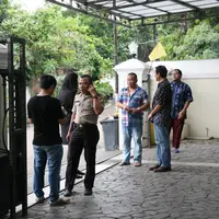 Kabar duka kembali menyelimuti industri hiburan tanah air. Sys Ns, sosok seniman yang serba bisa meninggal dunia pada Selasa (23/1/2018). Sebelumnya, Sys sempat merasakan sakit perut dan dilarikan ke RS Pondok Indah. (Nurwahyunan/Bintang.com)