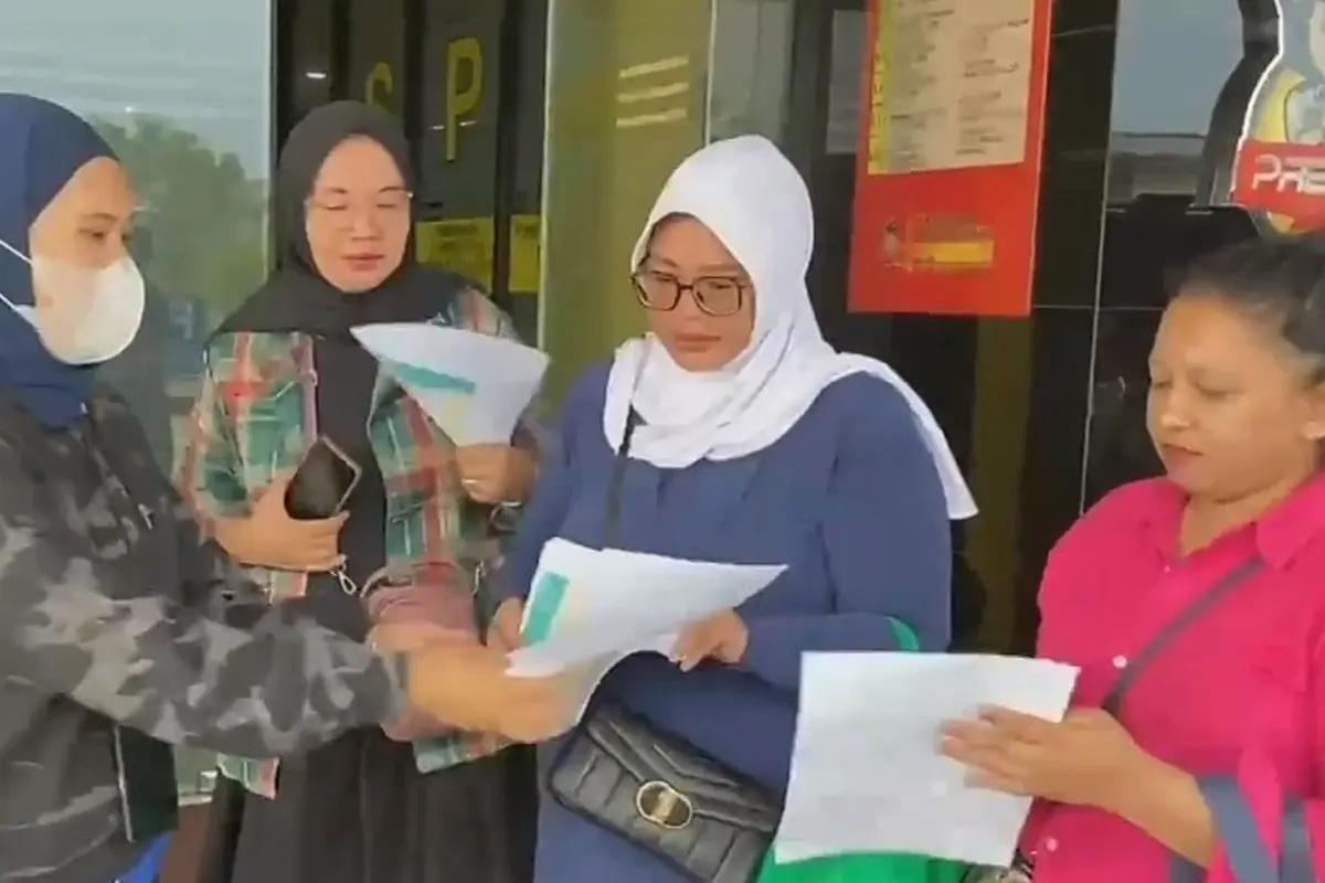 Sejumlah korban dugaan penipuan online senilai ratusan juta melapor ke Polres Metro Bekasi Kota.