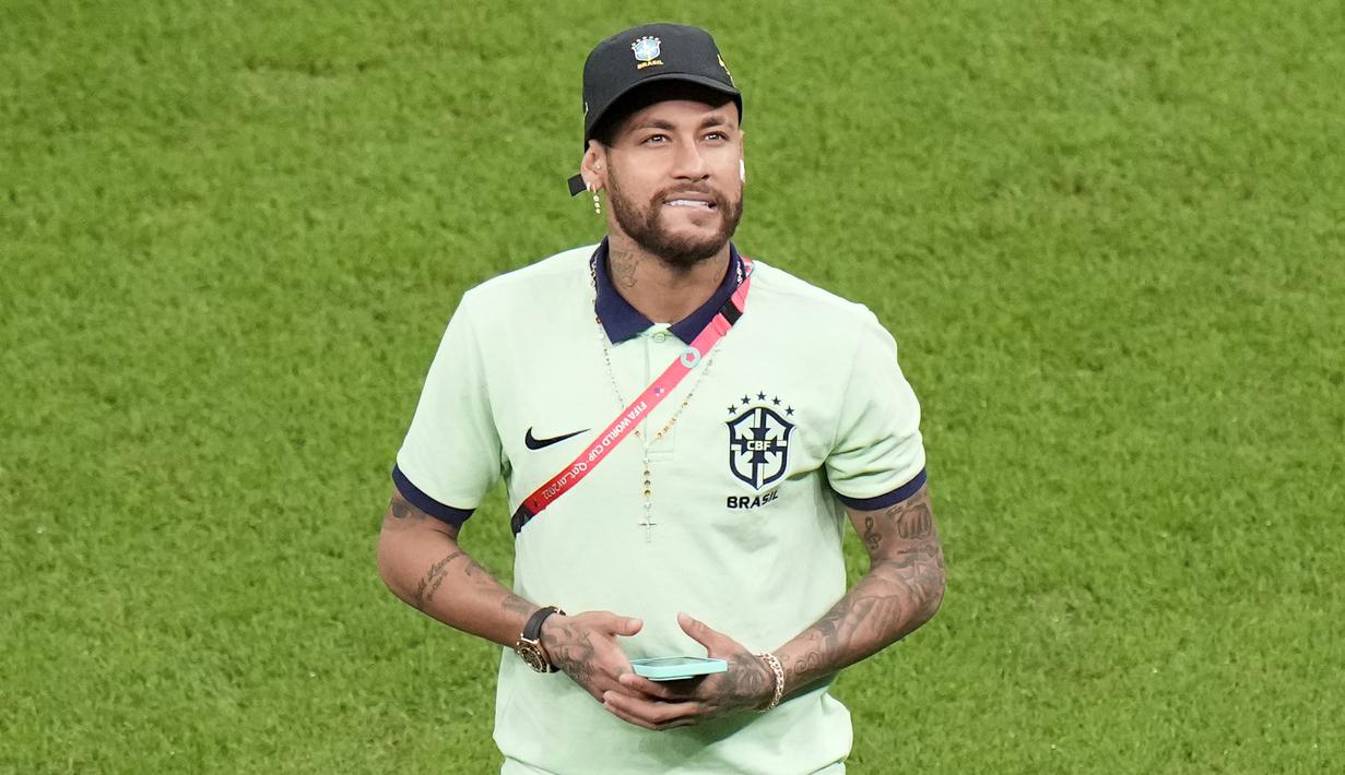 Neymar terlihat menghadiri laga tersebut setelah absen karena cedera yang ia terima pada matchday pertama Piala Dunia 2022 saat melawan Serbia. (AP/Alessandra Tarantino)