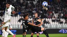 Menjamu Sassuolo di Allianz Stadium, I Bianconeri tampil menekan sejak bola digulirkan. Meski menguasai jalannya laga, Juventus tak mampu meraih kemenangan kontra I Neroverdi. Juve harus mengakui keunggulan Sassuolo dan menyerah dengan skor 1-2. (AFP/Marco Bertorello)