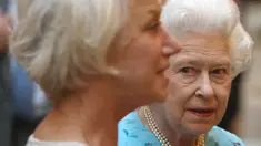 Ratu Inggris Elizabeth II (kanan) memandangi Dame Helen Mirren (kiri) selama resepsi seni pertunjukan untuk merayakan kaum muda, di Istana Buckingham, di pusat kota London pada 9 Mei 2011. Dalam The Queen, Helen Mirren memerankan Ratu Elizabeth II.  (AFP/Dominic Lipinski)