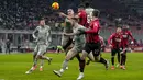 Pemain AC Milan dan Genoa bermain pada babak 16 besar Coppa Italia 2021/2022 di Stadion San Siro, Jumat (14/1/2022) dinihari WIB. AC Milan menang 3-1 lewat perpanjangan waktu. (AP Photo/Antonio Calanni)