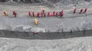 Petugas pemadam kebakaran dan penyelamat melakukan operasi pencarian dan penyelamatan pada ruas jalan menuju Pelabuhan Gyirong yang rusak akibat tanah longsor dua hari sebelumnya di Kabupaten Gyirong, wilayah Tibet di Tiongkok bagian barat, Sabtu, 29 Agustus 2026. (AFP/ CNS)