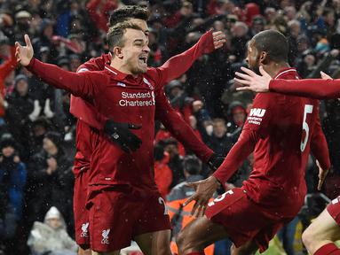 Para pemain Liverpool merayakan gol yang dicetak Xherdan Shaqiri ke gawang Manchester United pada laga Premier League di Stadion Anfield, Liverpool, Minggu (16/12). Liverpool menang 3-1 atas MU. (AFP/Paul Ellis)