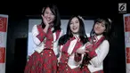 Melody JKT48 (tengah) foto bersama Shania JKT48 (kiri) dan Zara JKT48 (kanan) saat jumpa pers konser Melody Graduation di Jakarta, Jumat (16/3). Manajemen menyiapkan konser Melody Graduation pada 24 Maret jelang kelulusannya. (Liputan6.com/Faizal Fanani)