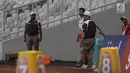 Atlet Indonesia Rizky Ghusyafa Pratama bersiap saat final lompat tinggi putra 18th Asian Games Invitation Tournament di Stadion Utama Gelora Bung Karno, Minggu (11/2). Rizky mendapat perunggu sebagai pemegang posisi ke-3. (Liputan6.com/Faizal Fanani)