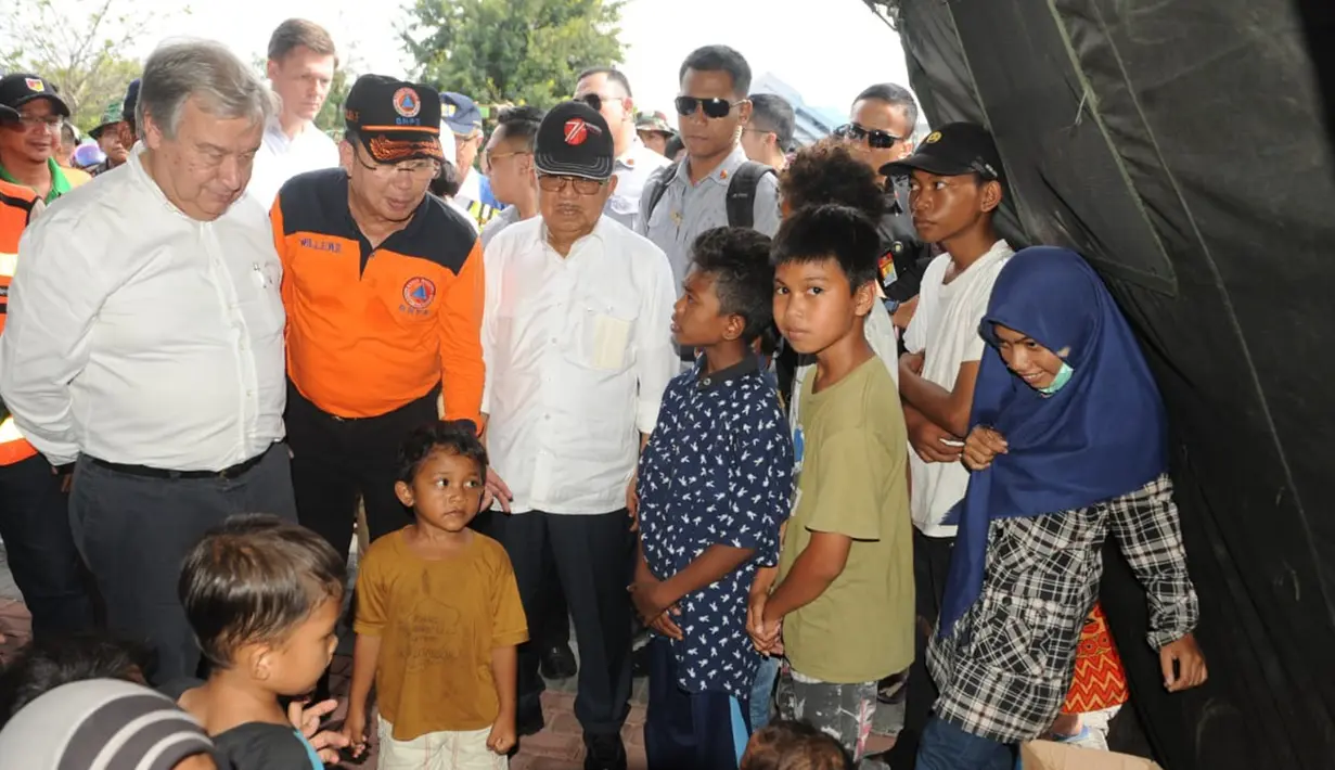 Wakil Presiden Jusuf Kalla, Kepala BNPB Willem Rampangilei (tengah) dan Sekretaris Jenderal PBB Antonio Guterres (kiri) menemui korban gempa dan tsunami Palu di Sulawesi Tengah, Jumat (12/10). (Liputan6.com/HO/Tim Media Wapres)