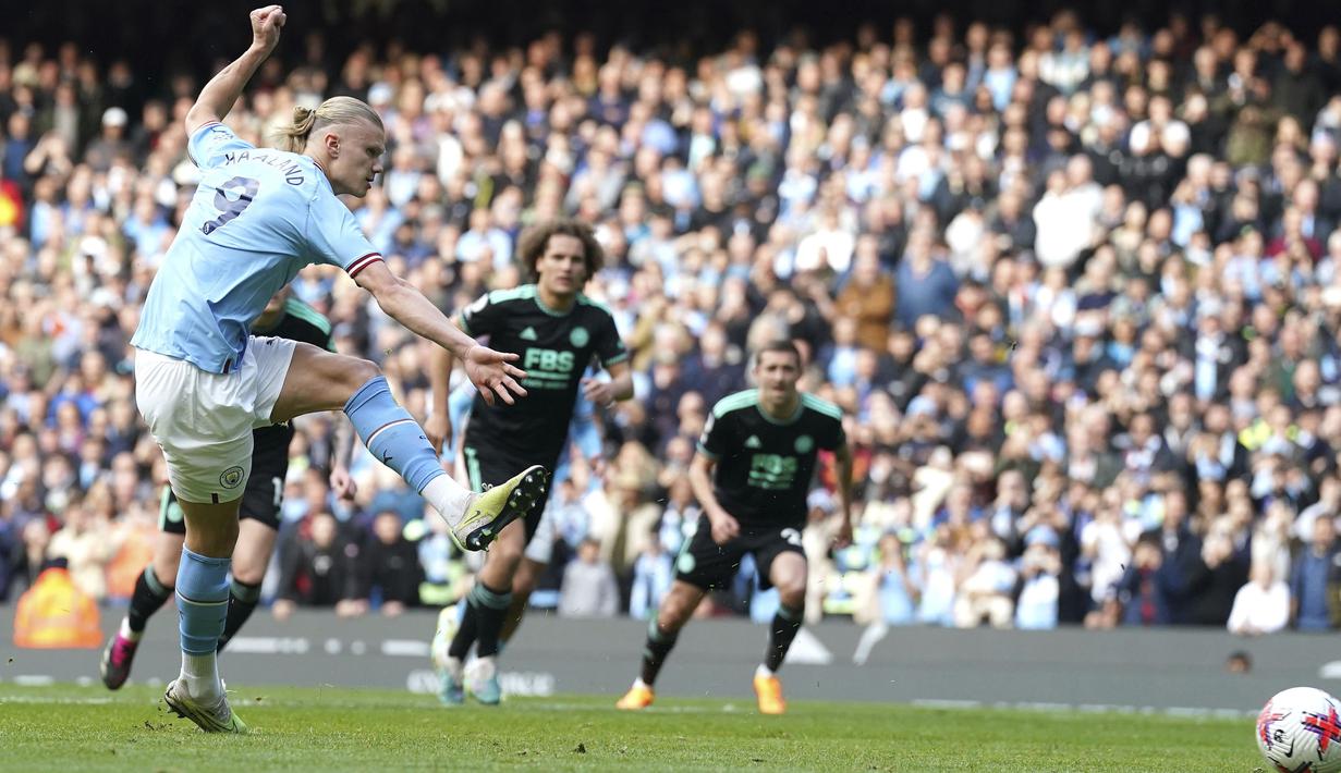 Pemain Manchester City, Erling Haaland, mencetak gol ke gawang Leicester City pada pekan ke-31 Premier League 2022/2023, Sabtu (15/4/2023). Musim ini adalah musim perdana Haaland memperkuat Man City. Hebatnya, striker 22 tahun Norwegia itu telah mencetak 47 gol dalam 40 penampilan untuk klub ini. (Nick Potts/PA via AP)