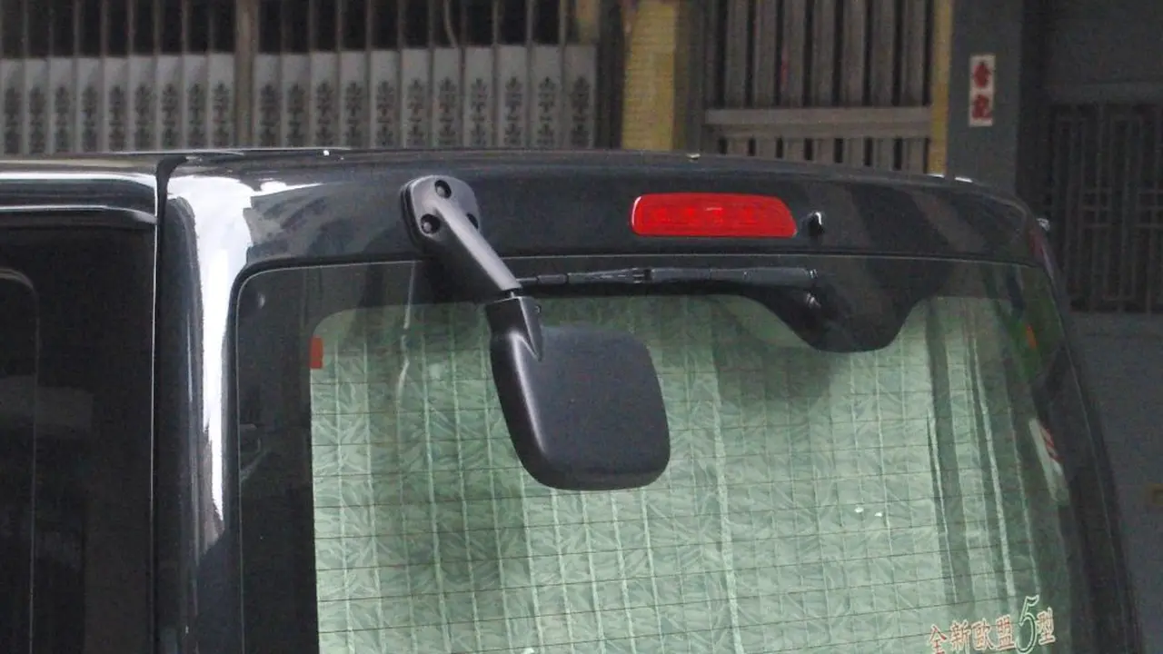 Spion Belakang