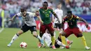 Gelandang Jerman, Marvin Plattenhardt, berebut bola dengan Striker Kamerun, Christian Bassogog pada laga Grup B Piala Konfederasi 2017, di Stadion Fisht Olympic, Sochi, Minggu (25/6/2017). Jerman menang 3-1 atas Kamerun. (AP/Thanassis Stavrakis)