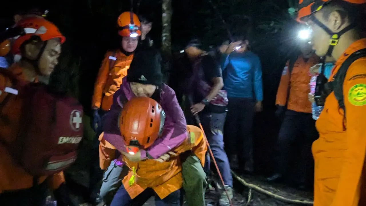 Tim SAR evakuasi tiga pendaki Gunung Klabat