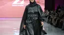 Model professional Paula Verhoeven mengenakan dress dan outer dari koleksi label ZS atau Zaskia Sungkar yang terinspirasi dari adat Timur Tengah. [KLY/Adrian Utama P].
