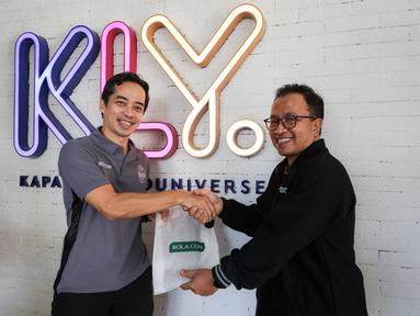 CEO PSIM Yogyakarta, Bima Sinung (kiri) melakukan kunjungan sekaligus bersilaturahmi ke kantor Bola.com yang terletak di Gondangdia, Jakarta Pusat, Rabu (11/05/2022). (Bola.com/Bagaskara Lazuardi)