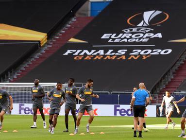 Para pemain Inter Milan melakukan latihan jelang laga Liga Europa di Gelsenkirchen, Jerman, Selasa (4/8/2020). Inter Milan akan berhadapan dengan Getafe. (Photo by Lars Baron / various sources / AFP)
