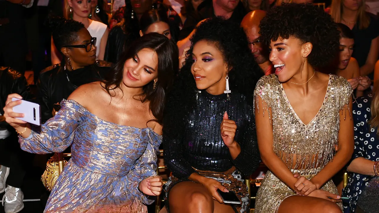 Deretan Busana Seksi Miss Universe Catriona Gray di NYFW
