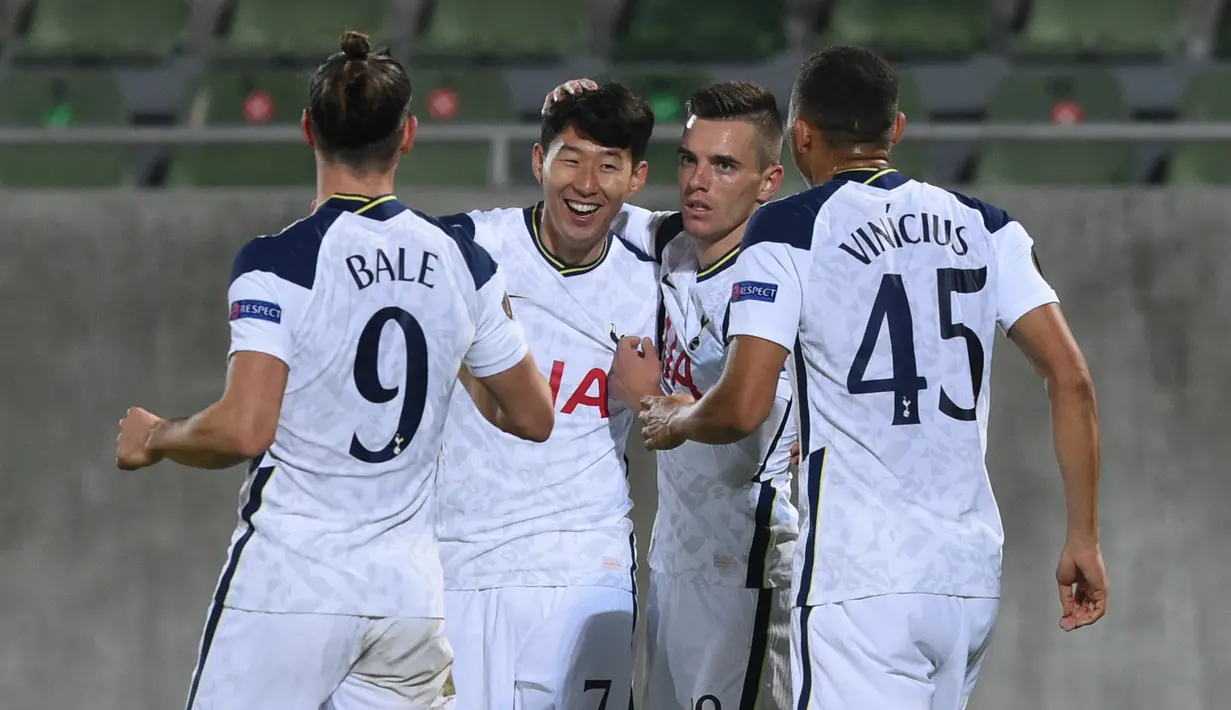 Gelandang Tottenham Hotspur, Giovani Lo Celso (kedua kanan) berselebrasi usai mencetak gol ke gawang Ludogorets Razgrad pada pertandingan grup J Liga Europa di Stadion Huvepharma Arena, Razgrad, Bulgaria (5/11/2020). Tottenham menang 3-1 atas Ludogorets Razgrad. (AFP/Nikolay Doychinov)