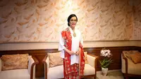 Sri Mulyani tampak menawan dalam balutan kebaya kurung warna putih yang dipadukan kain batik merah motif floral. Tak ketinggalan selendang bermotif dan warna senada yang menambah impresi anggun pada penampilannya.