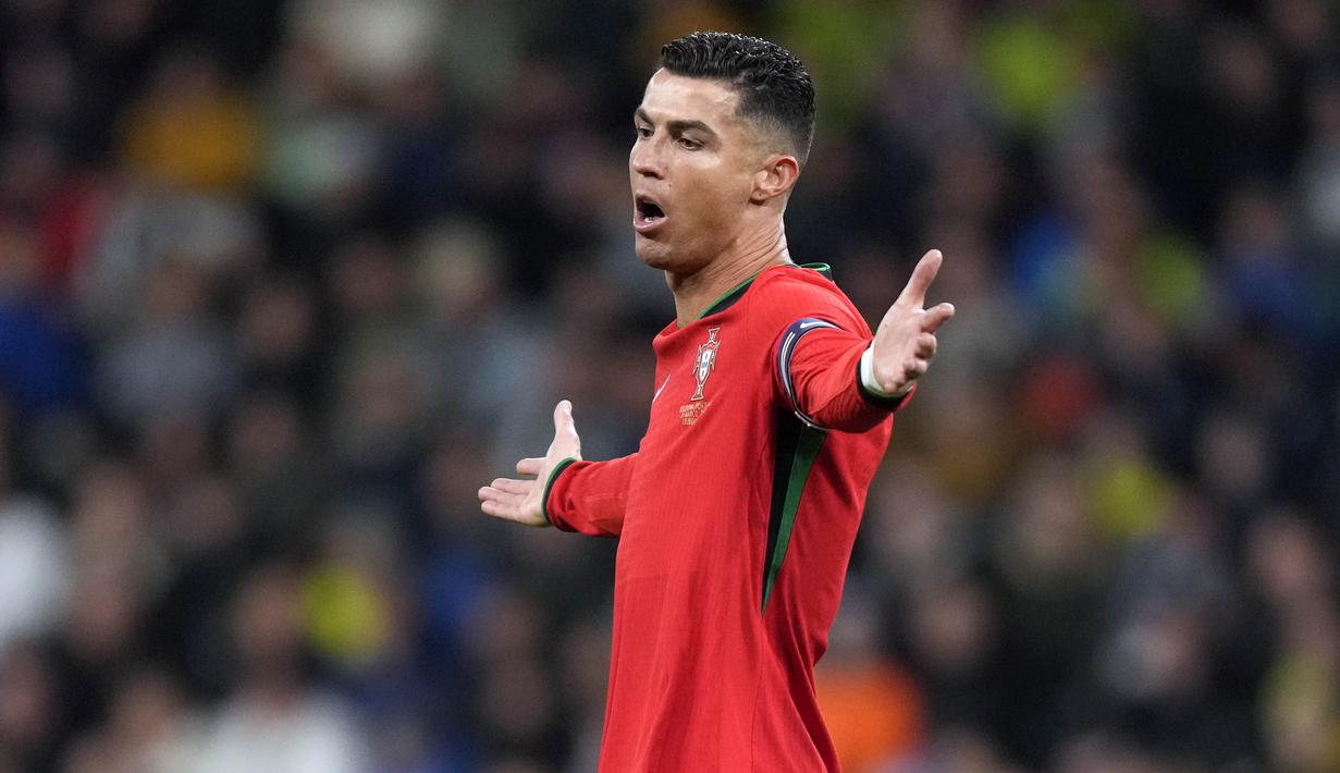 Pemain Portugal, Cristiano Ronaldo, tampak kecewa saat laga melawan Slovenia pada laga persahabatan di Stadion Stozice, Ljubljana, Rabu (27/3/2024). (AP Photo/Darko Bandic)