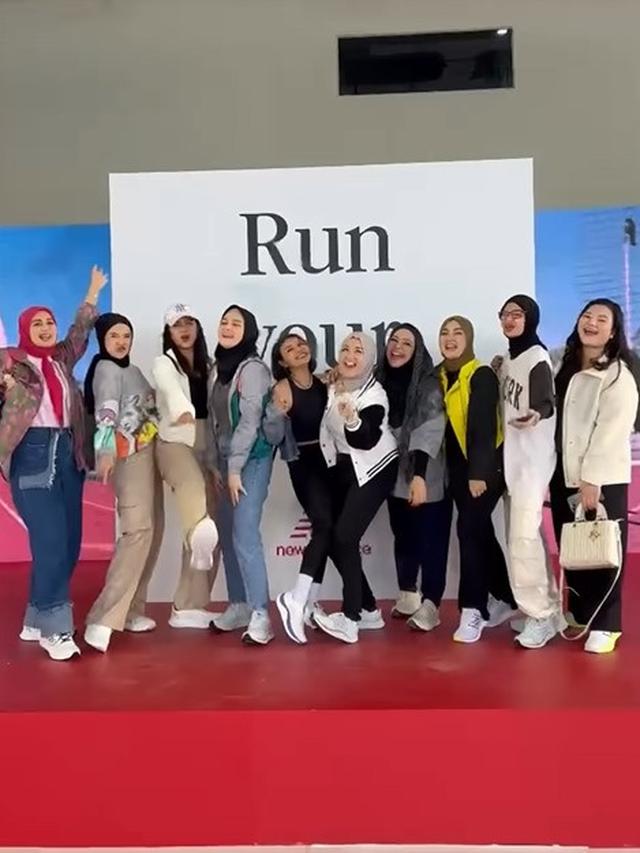 Potret Okie Agustina datang ke acara New Balance bersama teman-teman (Sumber: Instagram/okieagustina_)