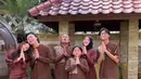Mahalini dan keluarga Rizky Febian kompak memakai pakaian serba coklat
