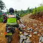 Jalanan terjal dan curam, tak menghalangi anggota dalam menyukseskan program TMMD ke-108 di Kecamatan Cibatu, Garut, Jawa Barat. (Liputan6.com/Jayadi Supriadin)