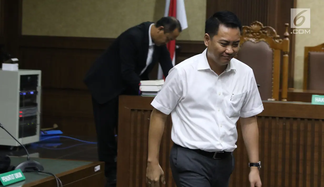 Terdakwa suap pengadaan satelit monitoring Bakamla, Fayakhun Andriadi usai menjalani sidang lanjutan di Pengadilan Tipikor, Jakarta, Rabu (7/11). Sebelumnya, JPU KPK menuntut Fayakhun dengan pidana 10 tahun penjara. (Liputan6.com/Helmi Fithriansyah)