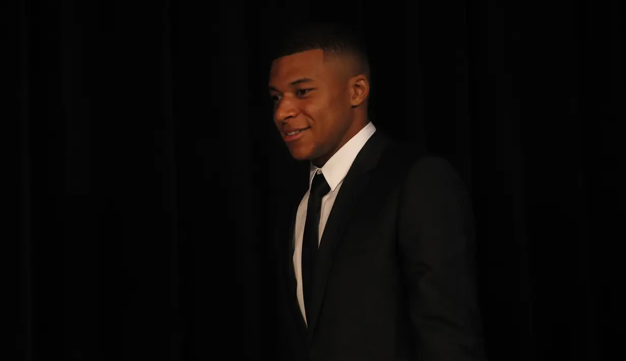 Striker Paris Saint-Germain (PSG) Kylian Mbappe tiba untuk konferensi pers di Stadion Paris des Princes, Paris, Prancis, 23 Mei 2022. Keputusan Kylian Mbappe menolak Real Madrid dan berkomitmen untuk PSG selama tiga musim lagi menandai dimulainya proyek pembangunan klub juara Liga Prancis tersebut. (AP Photo/Michel Spingler)
