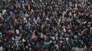 Orang-orang berkumpul di alun-alun Republique, satu dengan poter bertuliskan "Saya Samuel" untuk demonstrasi di Paris (18/10/2020). Pembunuh Samuel merupakan pria kelahiran Moskow berusia 18 tahun yang ditembak mati oleh polisi. (AP Photo/Michel Euler)