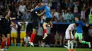 Pemain timnas Kroasia merayakan kemenangan atas Inggris seusai babak semifinal Piala Dunia 2018 di Stadion Luzhniki, Rabu (11/7). Kroasia akan menantang Prancis di final setelah menang 2-1 atas Inggris lewat perpanjangan waktu. (AP/Francisco Seco)