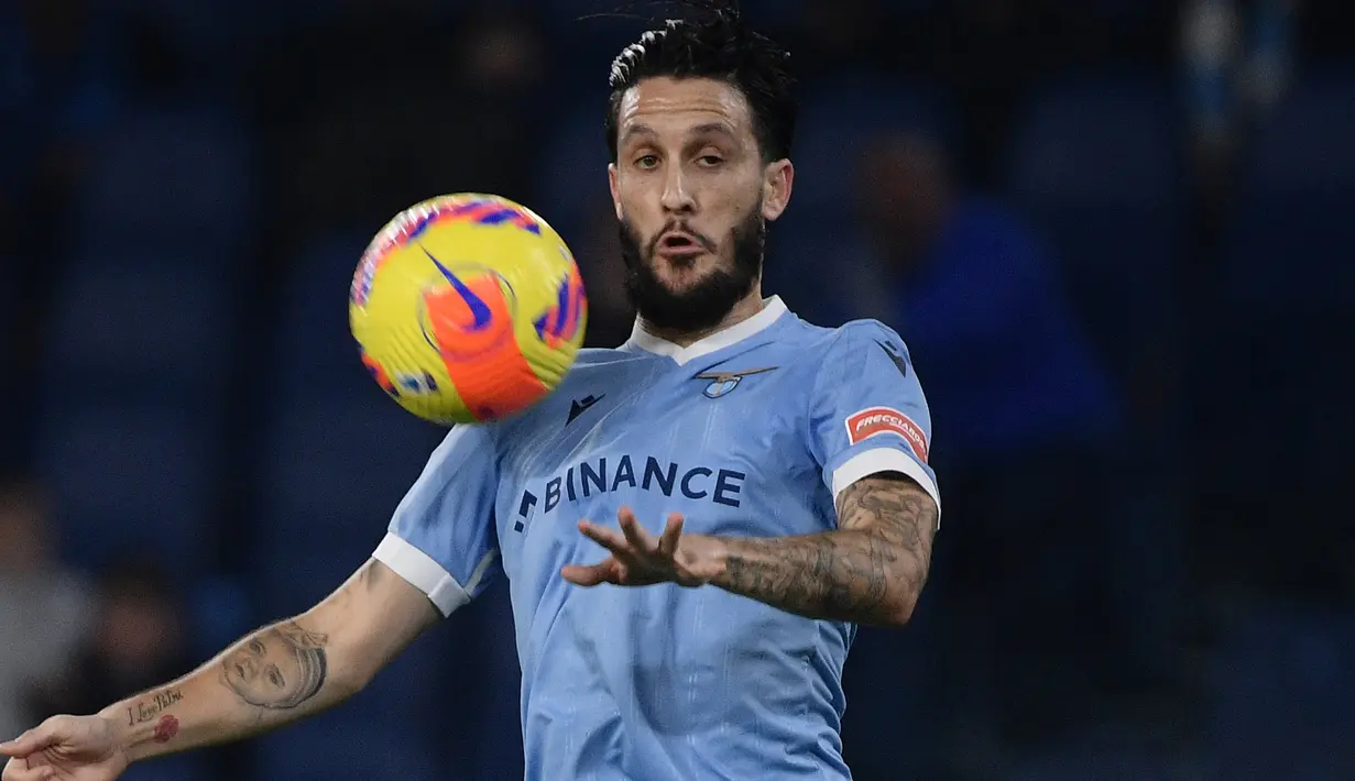 Luis Alberto. Gelandang tengah asal Spanyol berusia 29 tahun yang kini menjalani musim keenamnya bersama Lazio ini kini berbanderol 32 juta euro, mengalami penurunan 8 juta euro dari sebelumnya 40 juta euro. Aksinya di Eropa yang tak sebagus di Liga Italia jadi penyebabnya. (AFP/Filippo Monteforte)