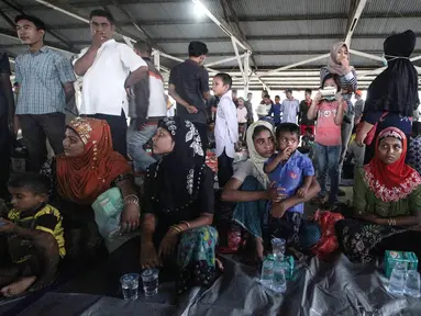 Pengungsi wanita Rohingya beristirahat di tempat penampungan sementara di Bireuen, Aceh, Jumat (20/4). Sejumlah nelayan menyelamatkan 76 muslim Rohingya dari sebuah kapal yang terdampar di perairan Aceh. (AP Photo / Zik Maulana)
