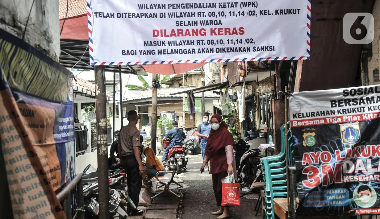 Aktivitas warga saat pemberlakuan karantina mikro (mikro lockdown) di RW 002, Kelurahan Krukut, Taman Sari, Jakarta Barat, Senin (10/1/2022). Satgas COVID-19 Jakarta memberlakukan mikro lockdown di RT 08, 010, 011, dan 014 usai 36 warga terkonfirmasi positif COVID-19. (merdeka.com/Iqbal S. Nugroho)