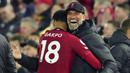 Pelatih Liverpool, Jurgen Klopp (kanan) merayakan kemenangan bersama pemainnya, Cody Gakpo saat laga pekan ke-26 Liga Inggris 2022/2023 melawan Manchester United di Anfield, Liverpool, Senin (06/03/2023) WIB. The Reds menang dengan skor fantastis, yaitu 7-0. (AP Photo/Jon Super)