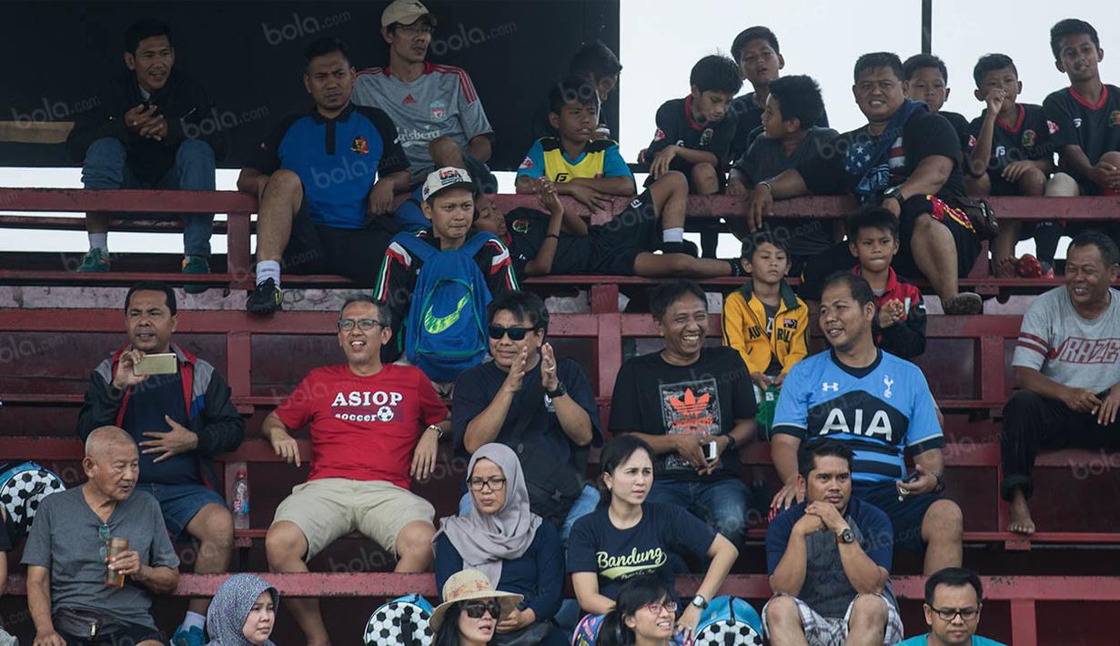 Para orangtua mendampingi anak-anaknya yang sedang berlaga di Liga Bola Indonesia. (Bola.com/Vitalis Yogi Trisna)