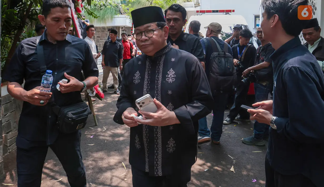 Gubernur DKI Jakarta Pramono Anung tiba di rumah duka Guruh Soekarnoputra di Jalan Sriwijaya Raya, Kebayoran Baru, Jakarta Selatan, Sabtu (26/9/2026). (KLY/Budy Santoso)