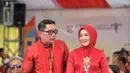 Kali ini, Atalia memamerkan potret dirinya bersama Ridwan Kamil di atas panggung. Keduanya kompak mengenakan busana berwarna merah. Atalia dengan kebaya merah polos, diberi sentuhan selendang putih dan bros emas di bagian tengah dada. Foto: Instagram.