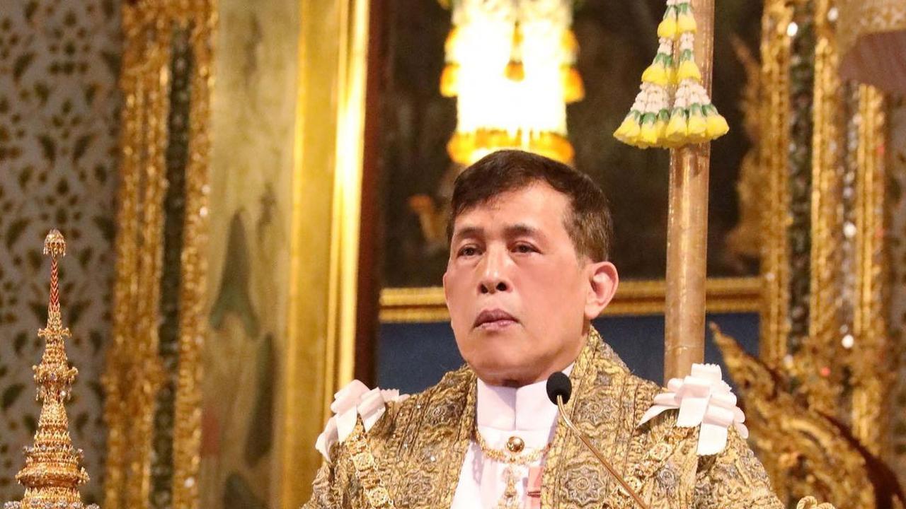 Pada momen ini, Raja Vajiralongkorn tampak tampil dengan jubah dan berbagai aksesoris mewah.